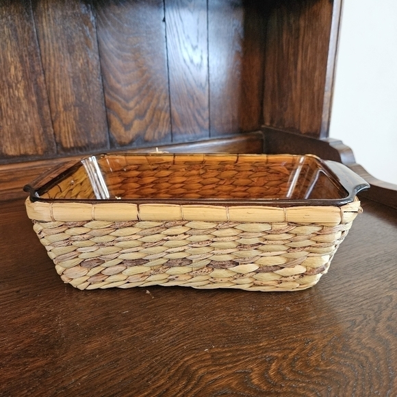 Retro Anchor hocking loaf pan with wicker basket. - Picture 8 of 8